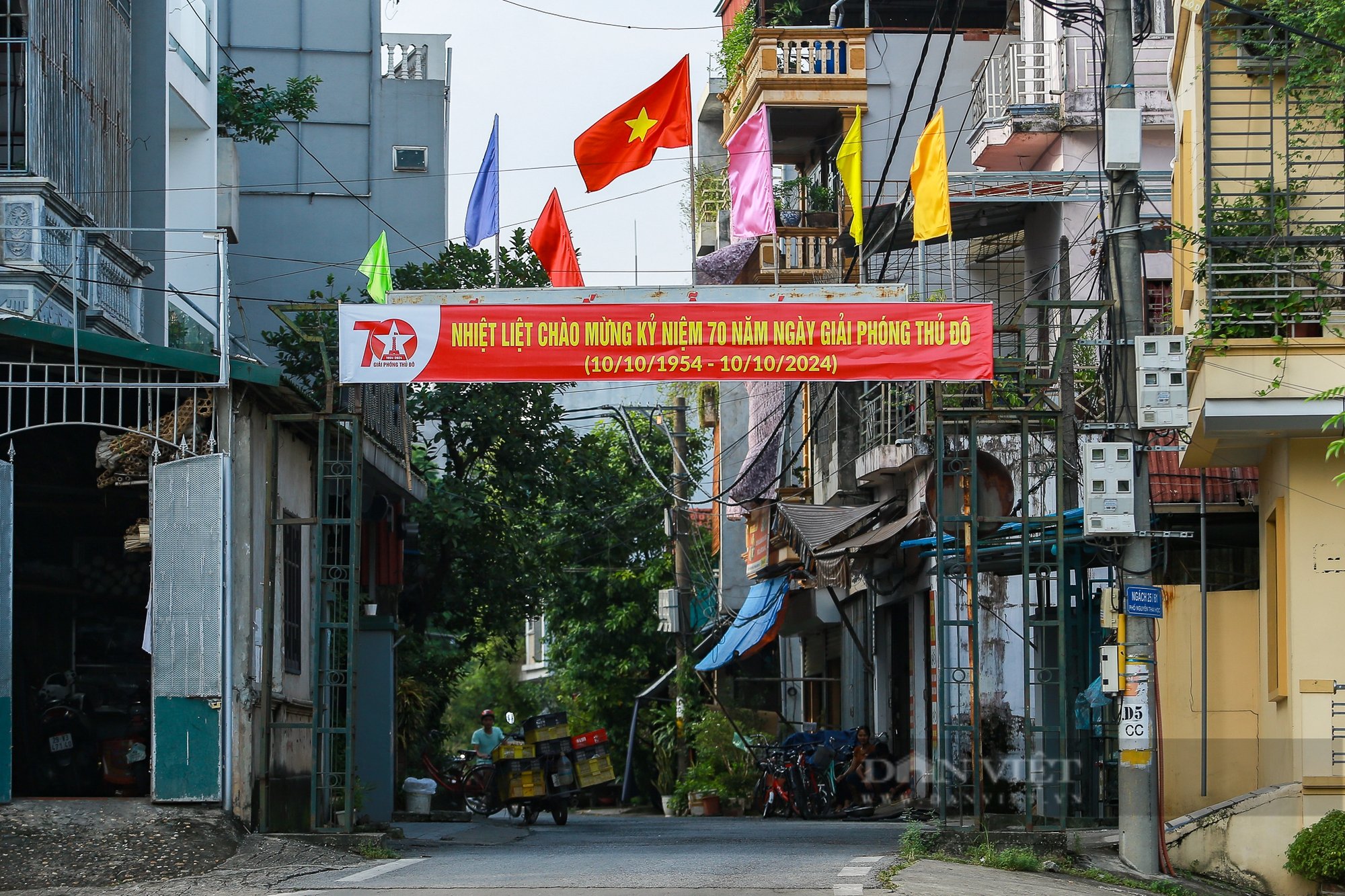 Ngoại thành Hà Nội trang hoàng cờ hoa rực rỡ chào mừng 70 năm Ngày Giải phóng Thủ đô - Ảnh 5.