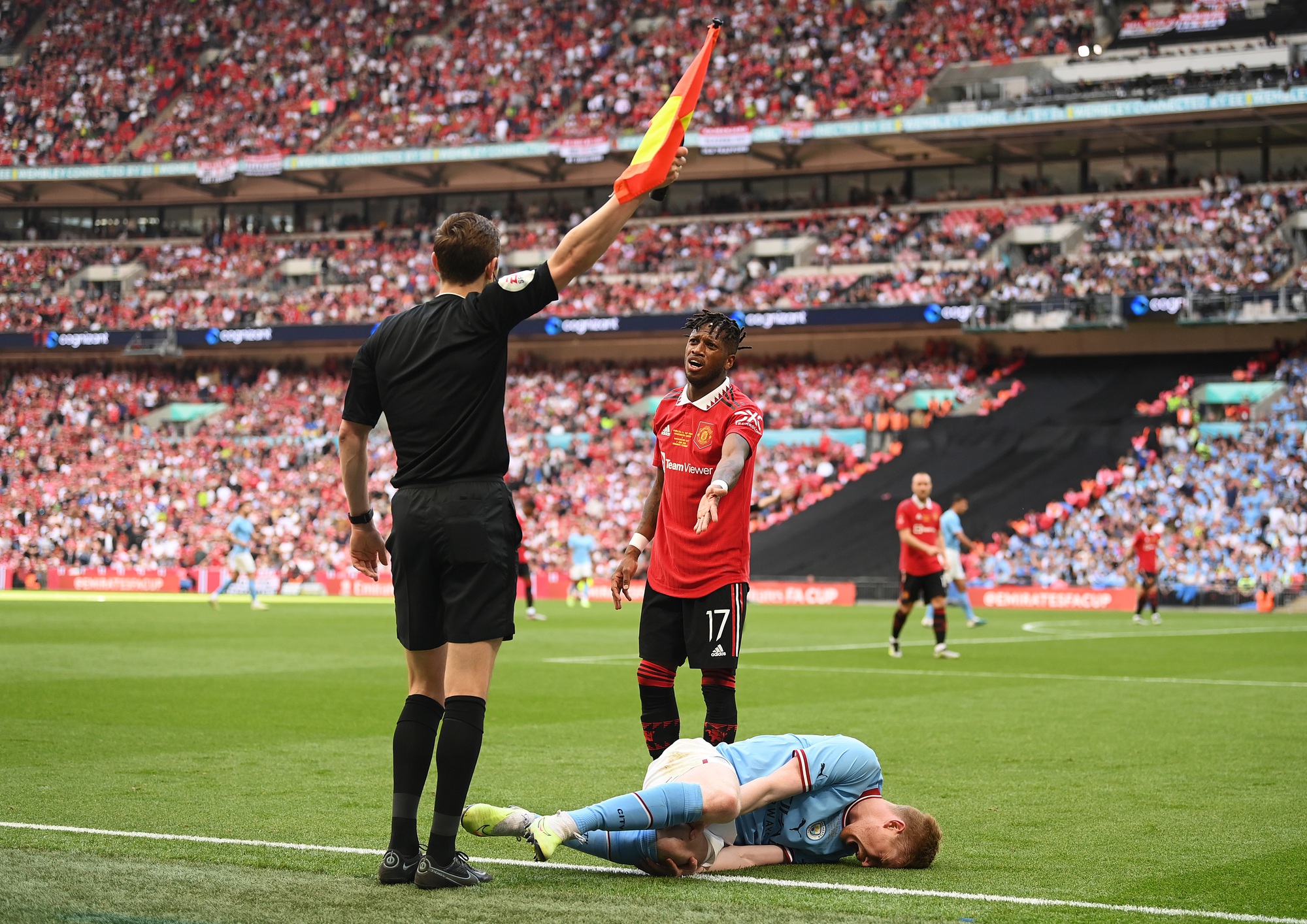 Fred tìm HLV Erik ten Hag để nói chuyện tương lai tại Manchester United - Ảnh 2.