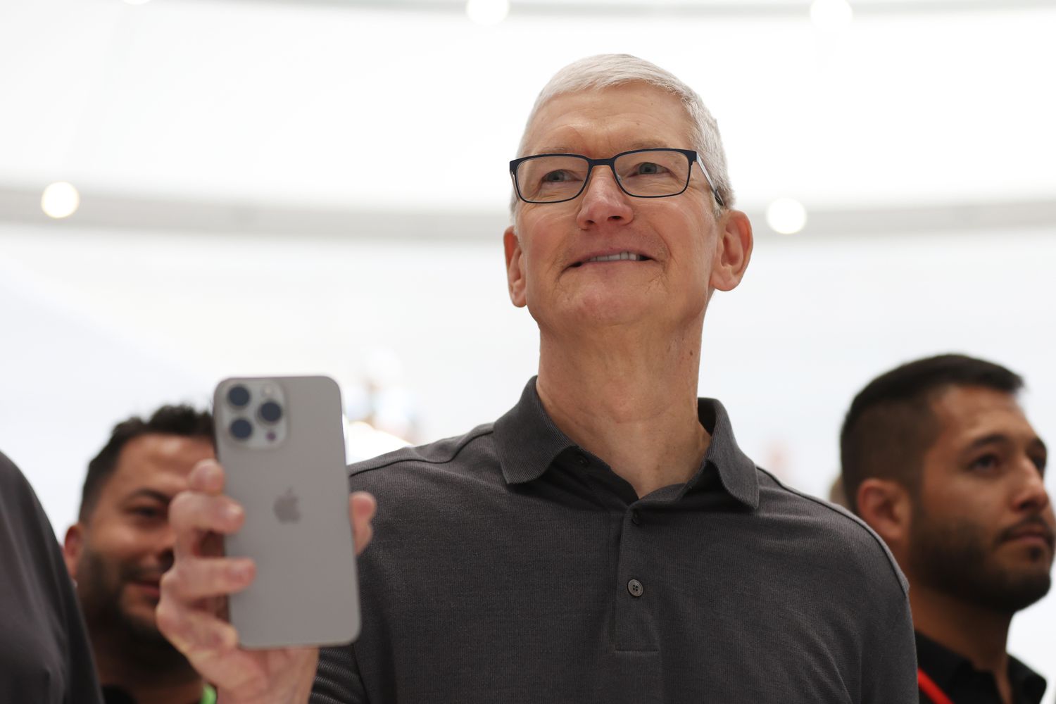 CEO Tim Cook bị tố phát ngôn lừa nhà đầu tư về doanh số thực của iPhone tại Trung Quốc