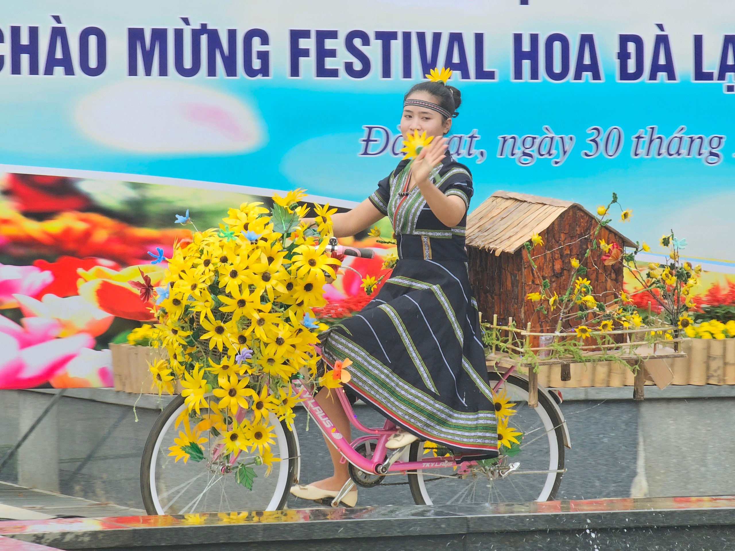 Giáo viên thành phố Festival hoa thi trang trí xe đạp hoa- Ảnh 9.