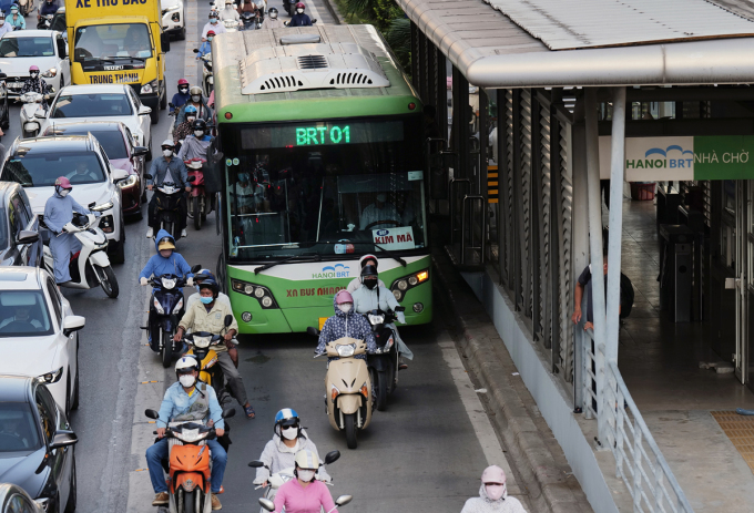 غالبًا ما يتم إغلاق المسار ذي الأولوية لخط حافلات BRT من Kim Ma إلى Yen Nghia بواسطة مركبات أخرى. الصورة: نغوك ثانه