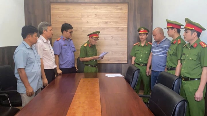 The Investigation Police Agency read the decision to prosecute the case, prosecute the accused, and order the temporary detention of Pham Tien Thanh.