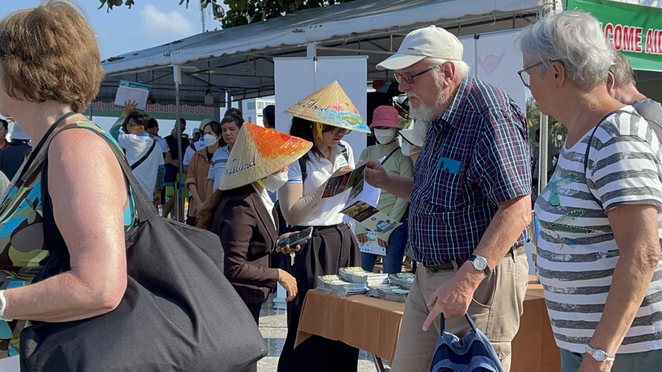 Touristes internationaux à Phu Quoc La forte croissance du tourisme national contribue à placer le nom de Pearl Island sur la carte du tourisme mondial. (Photo de Huu Tuan)