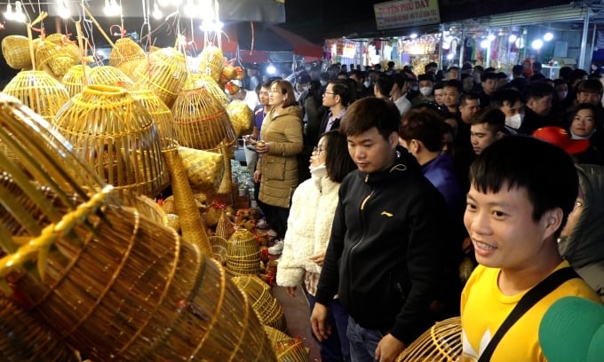 Rush to buy bamboo baskets and nets at Vieng market