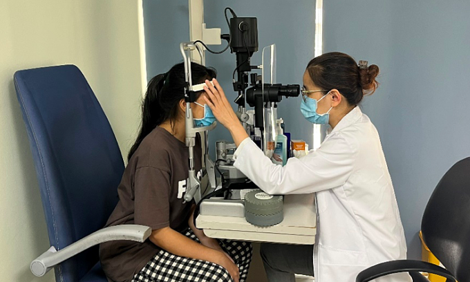 Le docteur Thu examine les yeux d'un patient. Photo : Hôpital fourni