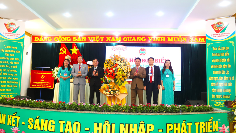 Líderes de la Asociación Provincial de Agricultores de Lam Dong entregaron flores para felicitar al Congreso