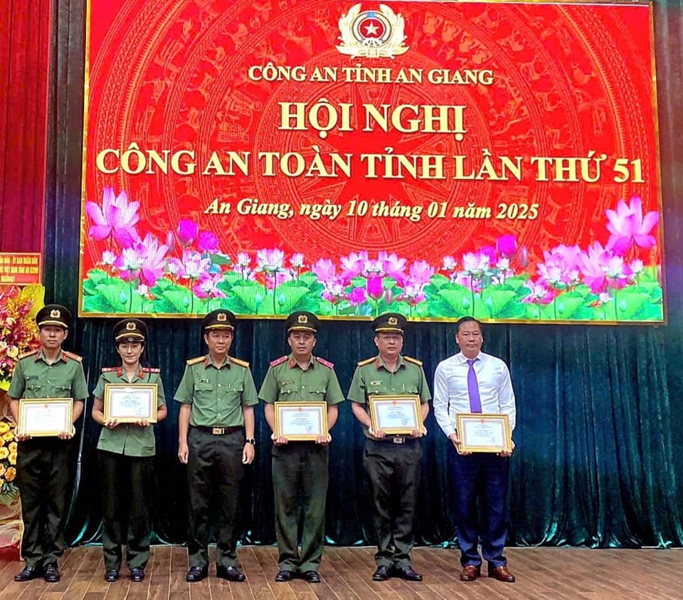 Đại tá Lâm Phước Nguyên - Giám đốc&nbsp; Công an tỉnh An Giang tặng giấy khen cho tập thể và cá nhân xuất sắc trong&nbsp; việc xây dựng&nbsp;Công trình Cơ sở làm việc Công an tỉnh. Ảnh Công an cung cấp