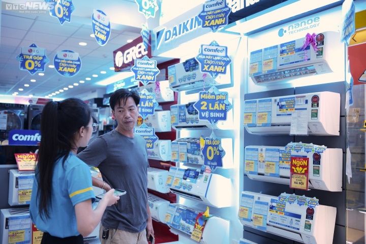 Hà Nội: Bán điều hòa, quạt máy kiếm bộn tiền mùa nắng nóng - 2