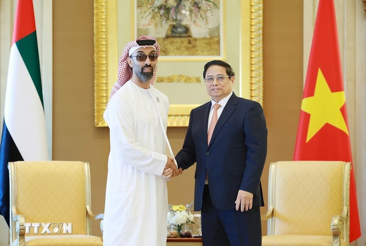 Prime Minister Pham Minh Chinh and National Security Adviser, Deputy Governor of Abu Dhabi Sheikh Tahnoon Bin Zayed Al Nahyan. (Photo: Duong Giang/VNA)​