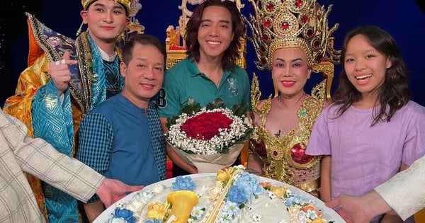 Minh Nhi y Viet Huong celebran el cumpleaños del músico Nguyen Hoai Phuong después de la actuación de "Searching for the Prince"