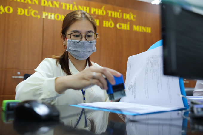 Beamte erledigen Verwaltungsverfahren im Volkskomitee der Stadt Thu Duc, Ho-Chi-Minh-Stadt, August 2022. Foto: Quynh Tran