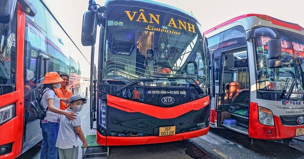 Der Bus ist voll mit Passagieren, es besteht keine Notwendigkeit, auf die Abfahrtszeit zu warten.