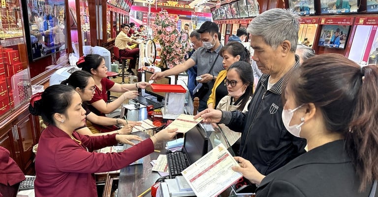 Phó Thống đốc: Giá vàng SJC cao hơn thế giới đến 20 triệu đồng là không chấp nhận được!