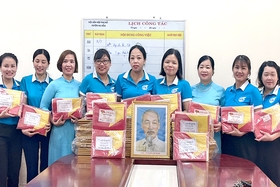 Giving more than 300 national flags and pictures of Uncle Ho to people in the border area