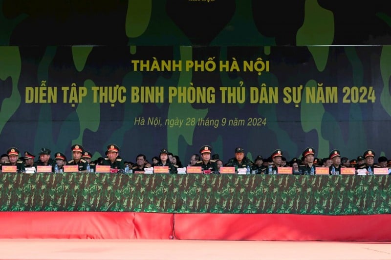 Die Sekretärin des Parteikomitees von Hanoi, Bui Thi Minh Hoai, leitete die Sitzung des Ständigen Ausschusses des Parteikomitees der Stadt, um eine Resolution herauszugeben, die in der Region einen nationalen Verteidigungsnotstand und eine lokale Mobilisierung herbeiführen würde.