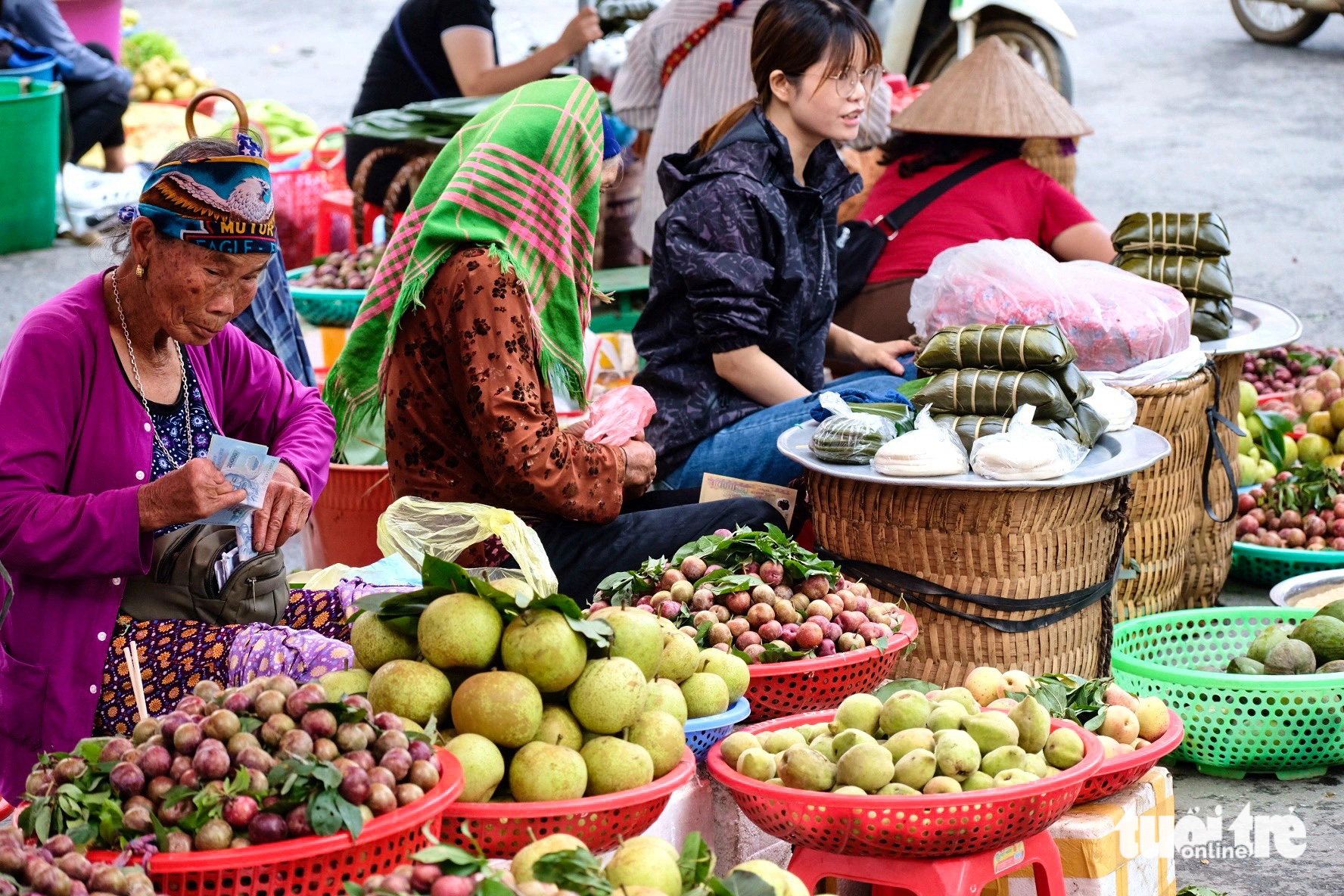 Phiên chợ bán đủ thứ, chủ yếu là nông sản của bà con địa phương