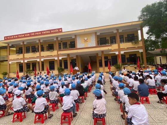 Principal assaulting vice principal: Principal must apologize to students under the flag photo 1