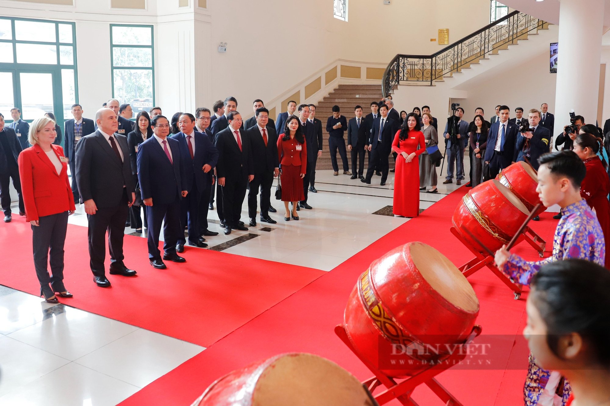 Thủ tướng Phạm Minh Chính và Thủ tướng Nga Mikhail Mishustin dự chương trình biểu diễn nghệ thuật- Ảnh 1.