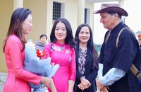 Representatives of the Department of Tourism presented flowers to the group of tourists who arrived in Quang Binh by the luxury train Sjourney.