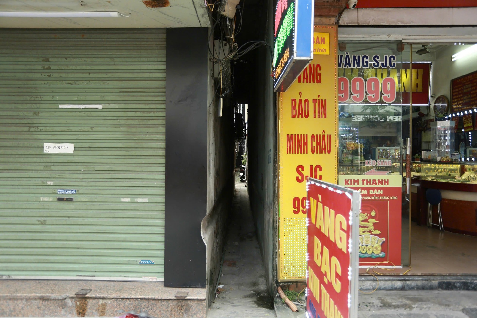 Un callejón muy pequeño en el corazón de Hanoi: las motos tienen que atravesar la pared para poder pasar. Foto 1