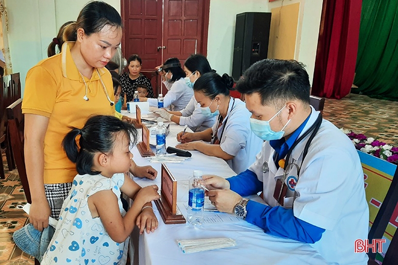 Formosa Ha Tinh offre des cadeaux et des examens médicaux aux enfants pauvres