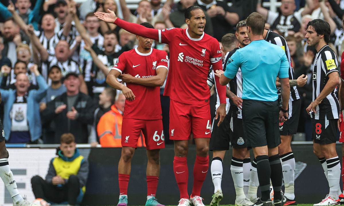 Van Dijk có thể lĩnh thêm án phạt vì thẻ đỏ trước Newcastle