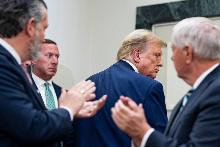 El Sr. Trump se retira de una reunión con senadores republicanos en las oficinas del Comité Republicano del Senado en Washington DC, el 13 de junio. (Foto: Bloomberg)