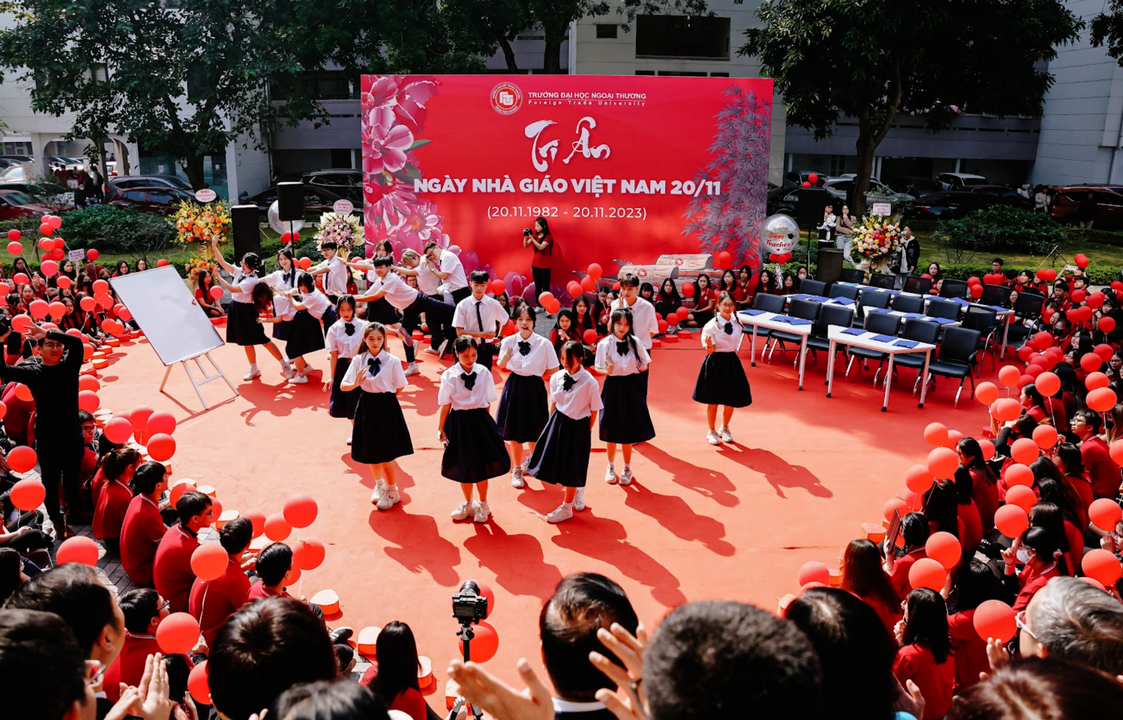 1.000 profesores y estudiantes forman un corazón y cantan juntos en el Día del Maestro de Vietnam - 2