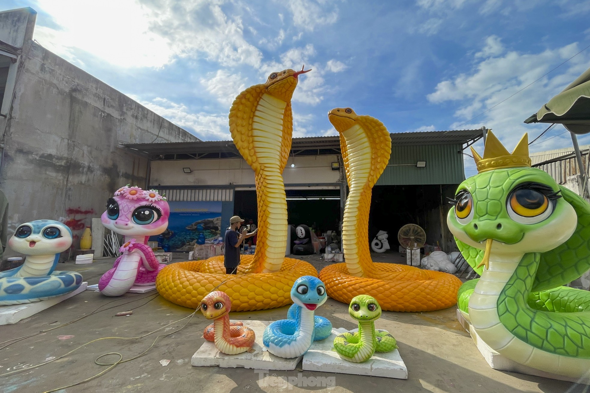 Admire the giant snake mascot worth 500 million VND in Ho Chi Minh City photo 1