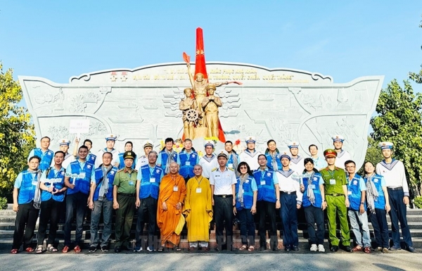 160 đại biểu thành phố Hồ Chí Minh khởi hành đến với biển đảo quê hương