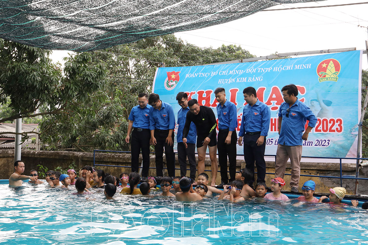 El Equipo de Jóvenes Pioneros del Distrito Kim Bang de la Unión de Jóvenes Comunistas de Ho Chi Minh organizó la ceremonia de apertura del verano de 2023