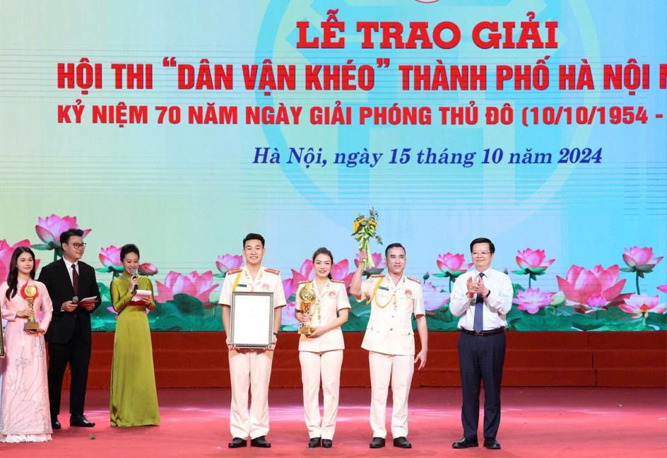 Der Vorsitzende der Zentralen Kommission für Massenmobilisierung, Mai Van Chinh, überreichte dem Team der Stadtpolizei von Hanoi den Preis für hervorragende Leistungen.