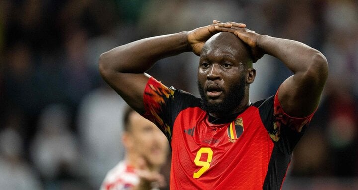 Romelu Lukaku hat in 10 Einsätzen bei 2 EURO-Turnieren 6 Tore erzielt. Der belgische Stürmer hat noch immer die Chance, seinen Rekord zu verbessern. Wenn im nächsten Monat keine unerwarteten Ereignisse eintreten, wird er sich der belgischen Mannschaft anschließen, um diesen Sommer am Turnier in Deutschland teilzunehmen.