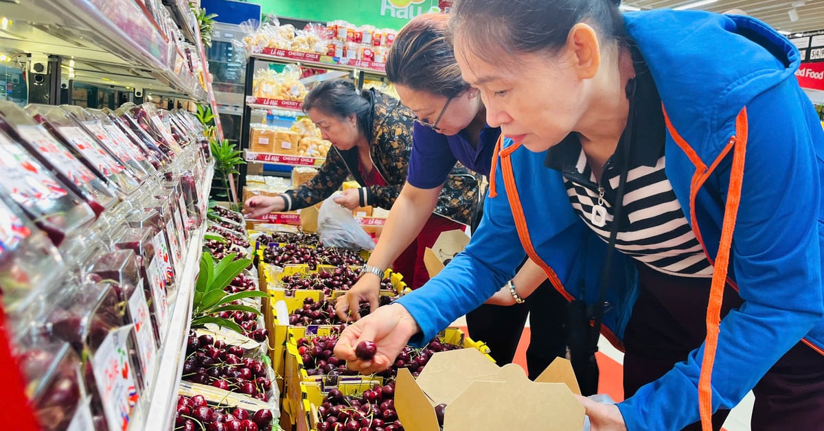 Les cerises inondent les supermarchés du Têt, moins chères que jamais