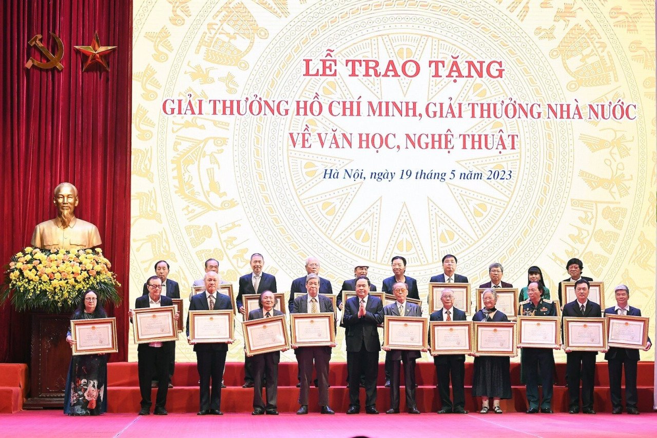 128 auteurs ont reçu le Prix Ho Chi Minh et le Prix d'État 4