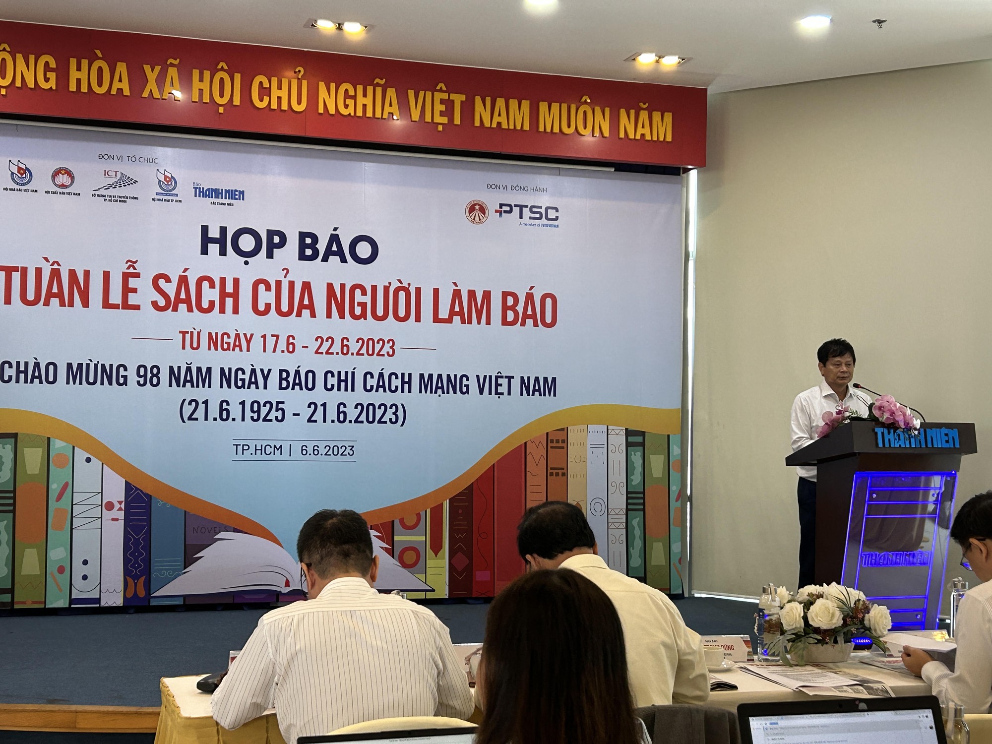 Tuần lễ sách của Người làm báo không giới hạn sách tham gia - Ảnh 1.
