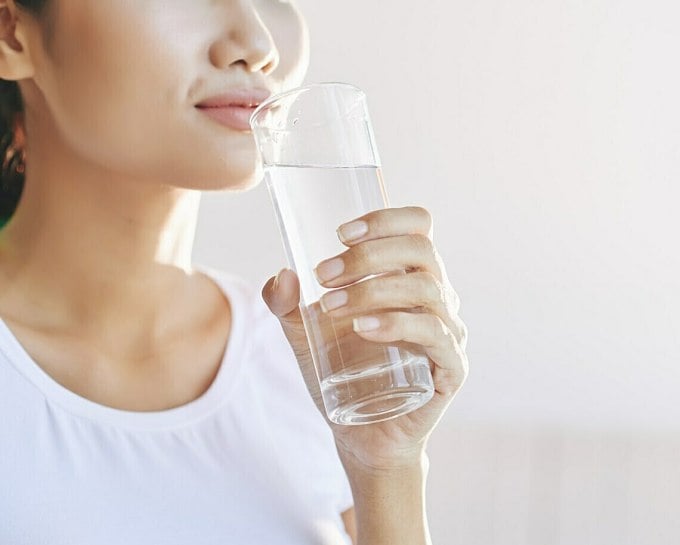 Water moisturizes and prevents dry mouth. Photo: Freepik