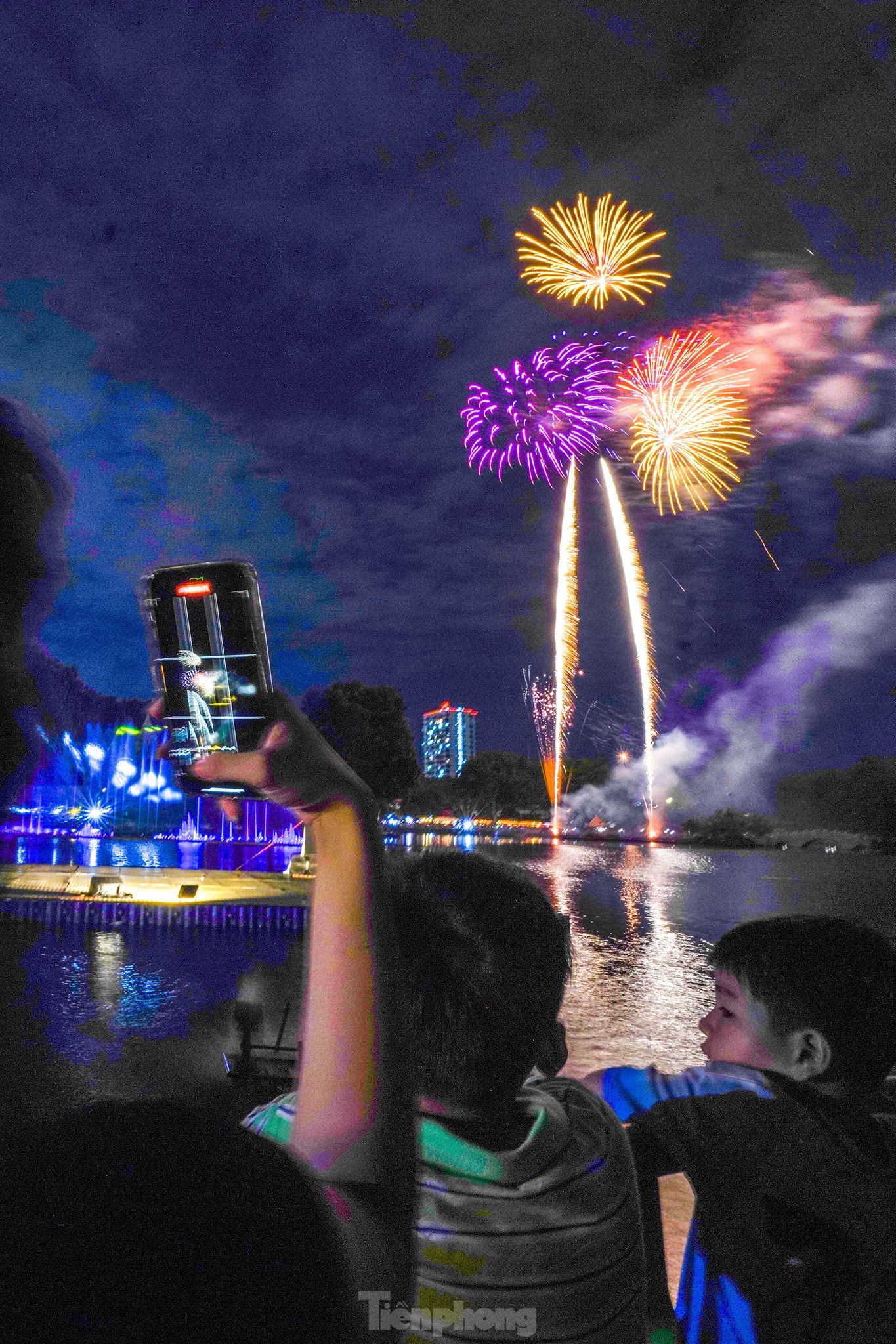 Junge Leute bleiben die ganze Nacht am Dam Sen auf, um das neue Jahr 2025 zu feiern. Foto 14