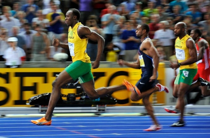 Usain Bolt បាន​ឡើង​ទៅ​នាំ​មុខ​មុន​ពេល​បញ្ចប់​ការ​ប្រកួត​ដំបូង​ក្នុង​ថិរវេលា​កំណត់​ត្រឹម​៩.៥៨​វិនាទី​ក្នុង​ការ​ប្រកួត​ចម្ងាយ​១០០​ម៉ែត្រ​ផ្នែក​បុរស​ក្នុង​ការ​ប្រកួត​កីឡា​អត្តពលកម្ម​ពិភពលោក​ឆ្នាំ​២០០៩ ក្នុង​ទីក្រុង​ប៊ែរឡាំង ប្រទេស​អាល្លឺម៉ង់។ រូបថត៖ AFP