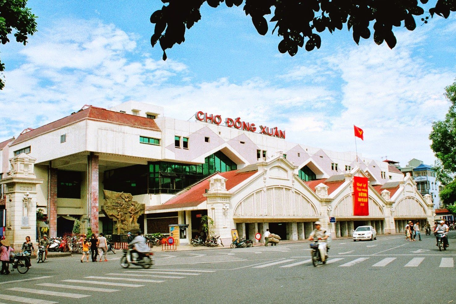 Hanoi market in the 2000s