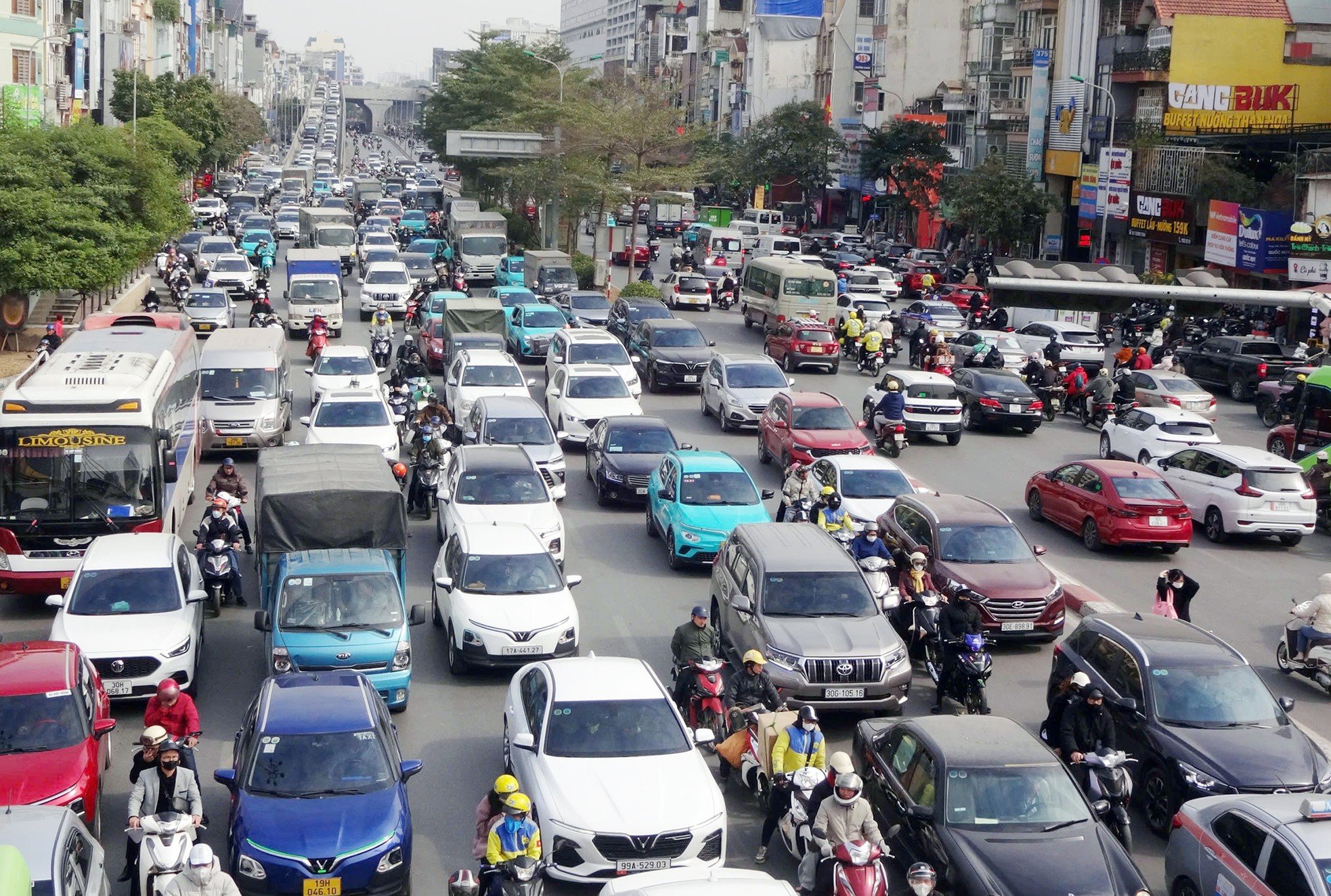 週末にはハノイの多くの道路が長時間にわたって渋滞する、写真1