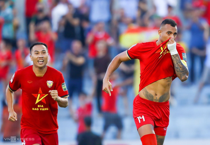 Janclesio (right corner) celebrates the opening goal for Ha Tinh. Photo: Hung Le