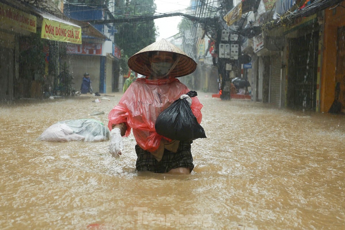 Hanoï : le niveau de l'eau monte d'un mètre, les habitants utilisent des bateaux pour déplacer des objets afin « d'échapper à l'inondation » photo 3