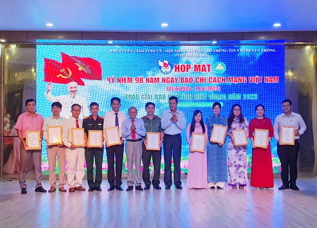 Remise de prix à 48 œuvres exceptionnelles participant aux Prix provinciaux du journal de Giang Nam 2023 image 1