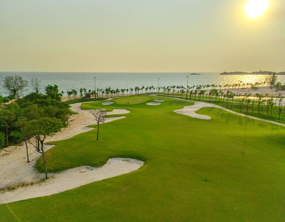 Campo de golf Eschuri Vung Bau de 18 hoyos con vistas pintorescas.