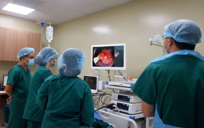 The endoscopy screen shows a grape-shaped polyp in the child's large intestine. Photo: Provided by the hospital