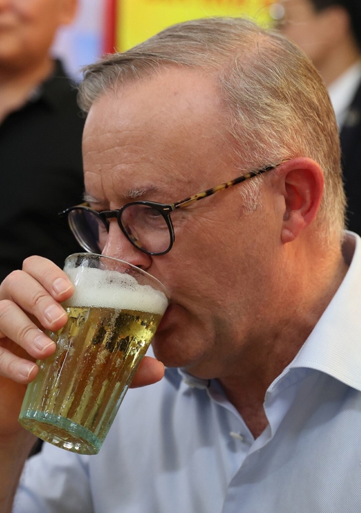 Australian Prime Minister drinks beer and eats Hanoi bread - 1