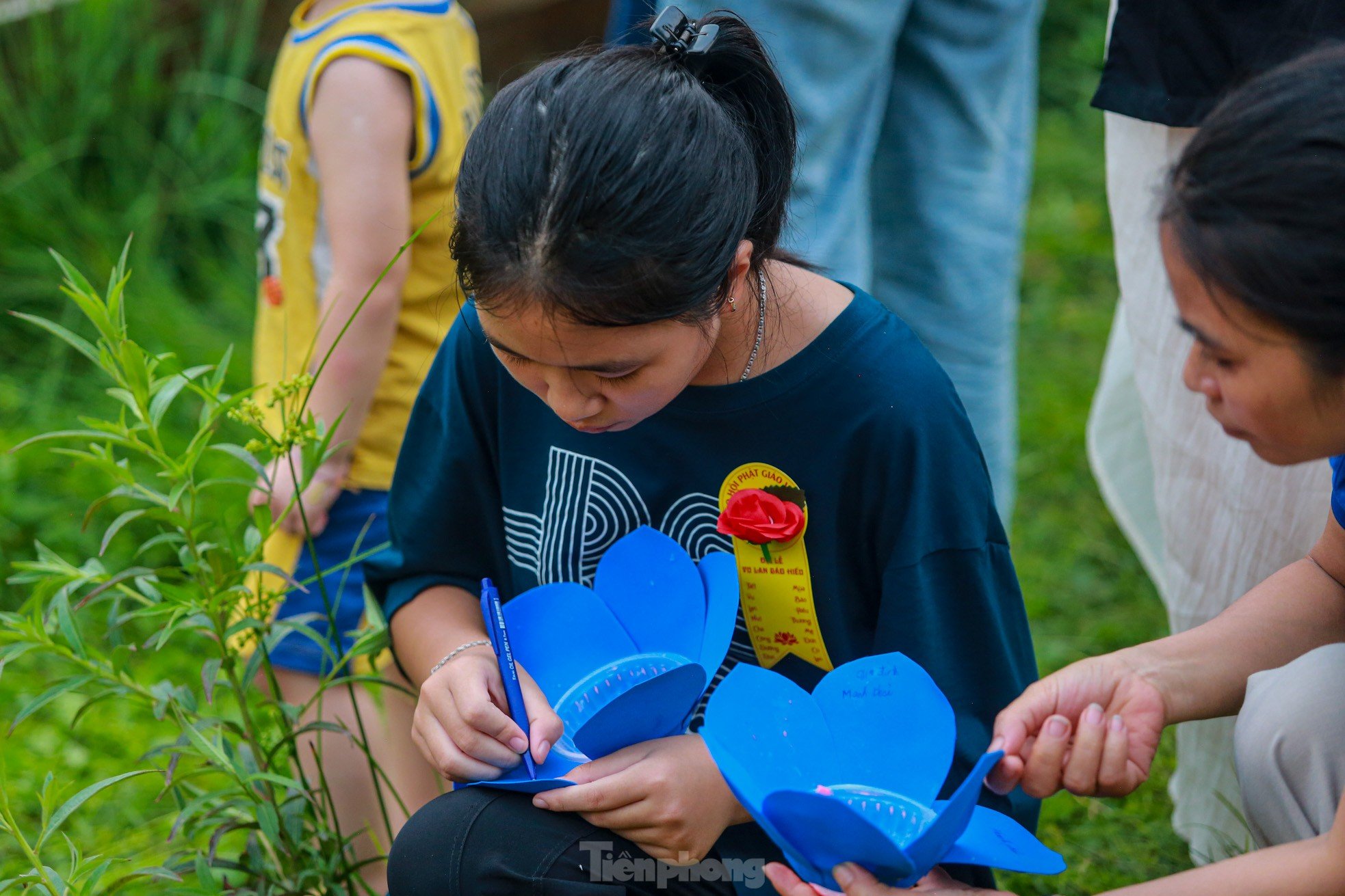 People in the capital release flower lanterns to show their gratitude during Vu Lan festival photo 10