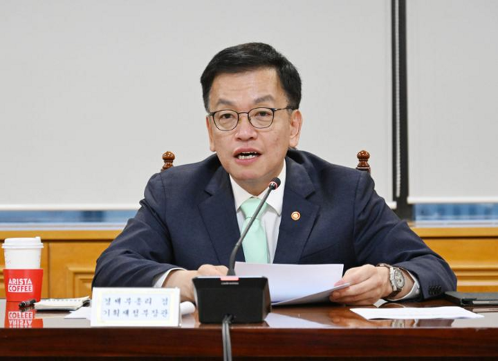 Finance Minister Choi Sang-mok expressed his intention to resign to Prime Minister Han Duck-soo. (Photo: Korean Times)