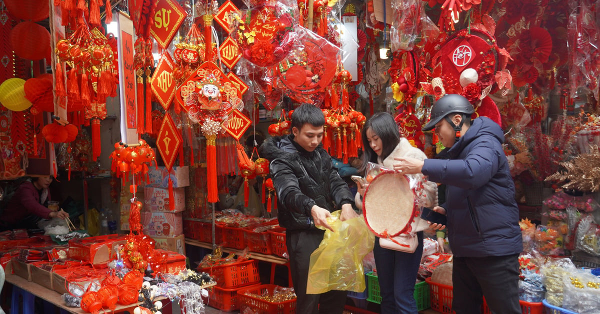 Hang Ma Street is flooded with red, attracting customers thanks to Tet decorations made from fish baskets, winnowing baskets, and trays.